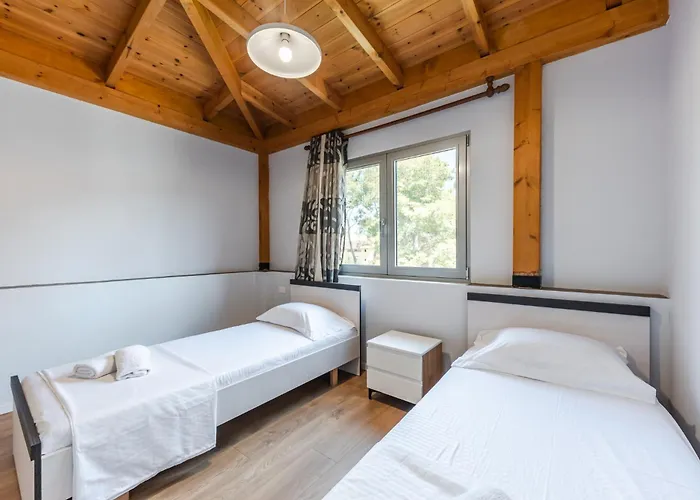 Beni's By Ps * Golem (Tirana)